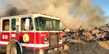 Trabajan Bomberos de CSL en la contención del incendio en el Relleno Sanitario de La Candelaria