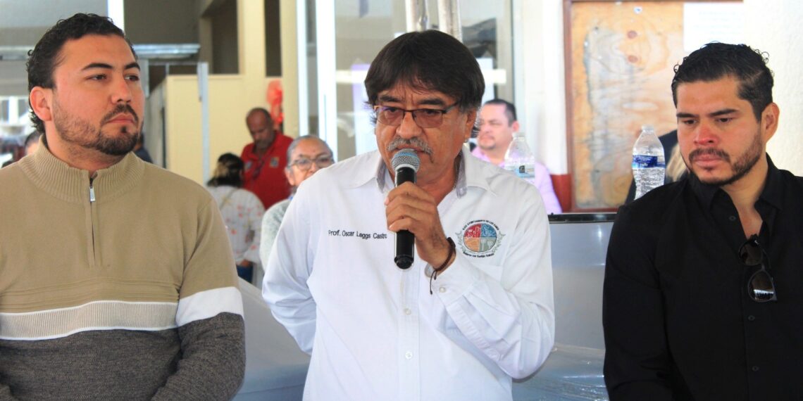 Benefician con tinacos a 700 familias