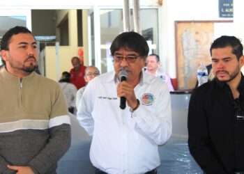 Benefician con tinacos a 700 familias