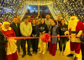 Alcalde Oscar Leggs Castro y su esposa, la presidenta honoraria del DIF Flora Aguilar de Leggs, realizaron el encendido de las luces del tradicional pino navideño en La Ribera