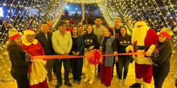 Alcalde Oscar Leggs Castro y su esposa, la presidenta honoraria del DIF Flora Aguilar de Leggs, realizaron el encendido de las luces del tradicional pino navideño en La Ribera