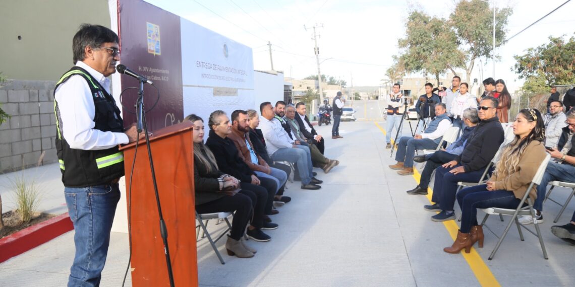 Benefician a 35 mil personas con pavimentación de calle en colonia Jacarandas en Cabo San Lucas