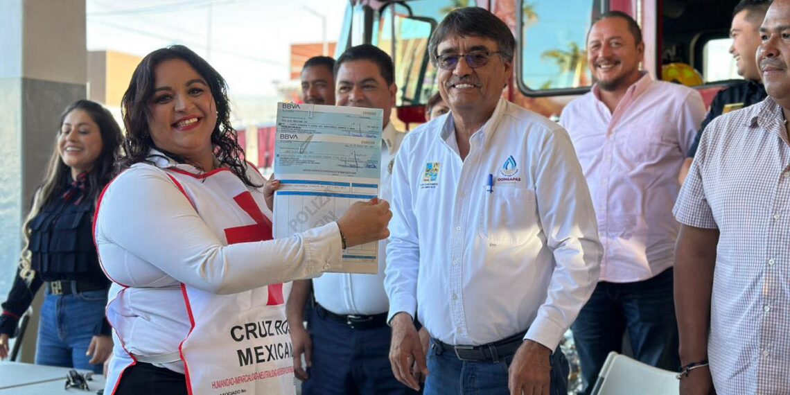 Alcalde, Oscar Leggs Castro, realizó la entrega del recurso económico al H. Cuerpo de Bomberos del Municipio y a la Benemérita Cruz Roja Mexicana