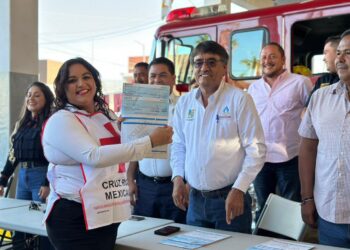 Alcalde, Oscar Leggs Castro, realizó la entrega del recurso económico al H. Cuerpo de Bomberos del Municipio y a la Benemérita Cruz Roja Mexicana