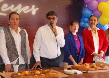 Presidente municipal, Oscar Leggs Castro, tuvo a bien compartir con autoridades municipales y personal de la XIV Administración la tradicional rosca por motivo del Día de Reyes