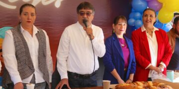 Presidente municipal, Oscar Leggs Castro, tuvo a bien compartir con autoridades municipales y personal de la XIV Administración la tradicional rosca por motivo del Día de Reyes