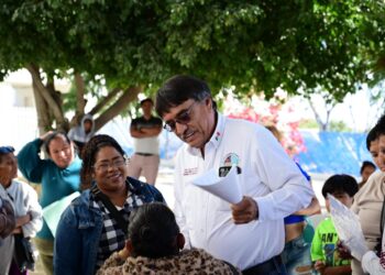 Presidente municipal, Oscar Leggs Castro realizó la entrega  de apoyos asistenciales en Cabo San Lucas