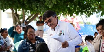 Presidente municipal, Oscar Leggs Castro realizó la entrega  de apoyos asistenciales en Cabo San Lucas