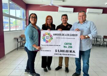 Loable labor de Amigo de Los Cabos, que preside Esteban Domínguez; Dan apoyo económico al CBETIS 256, para mobiliario escolar