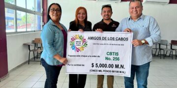 Loable labor de Amigo de Los Cabos, que preside Esteban Domínguez; Dan apoyo económico al CBETIS 256, para mobiliario escolar
