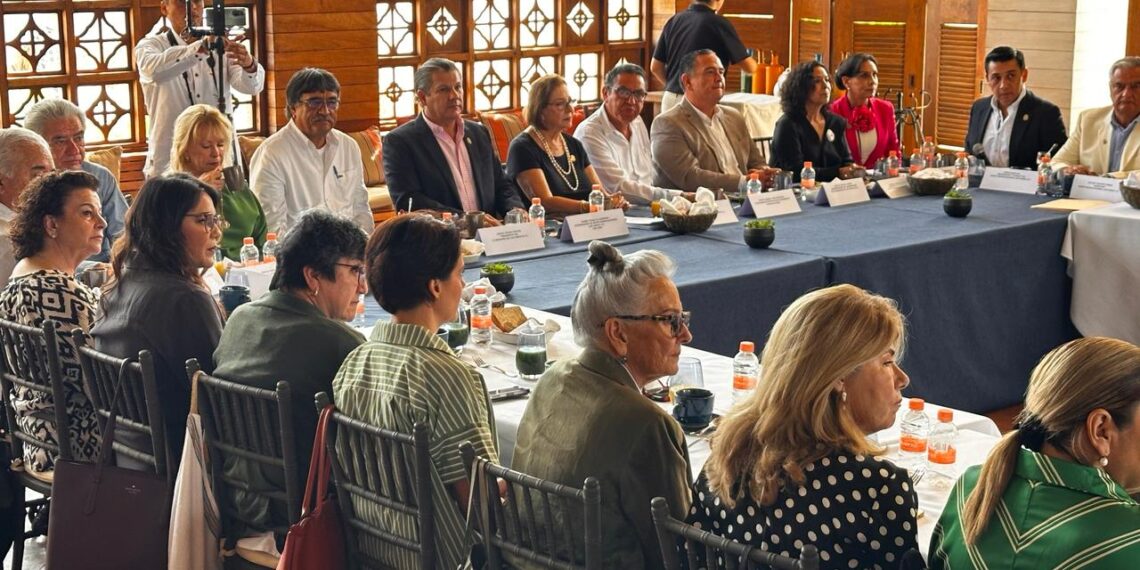 Alcalde Oscar Leggs, asiste a entrega de reconocimiento a Audelia Villareal como forjadora del año, por su labor social