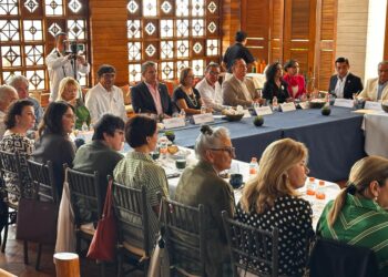 Alcalde Oscar Leggs, asiste a entrega de reconocimiento a Audelia Villareal como forjadora del año, por su labor social