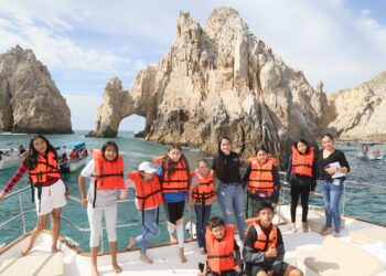 PAMAR, dio la oportunidad a 10 niñas, niños y adolescentes de tener un paseo recreativo y avistamiento de ballenas por la bahía de Cabo San Lucas