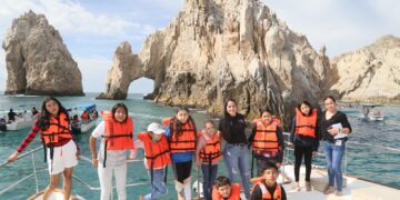 PAMAR, dio la oportunidad a 10 niñas, niños y adolescentes de tener un paseo recreativo y avistamiento de ballenas por la bahía de Cabo San Lucas