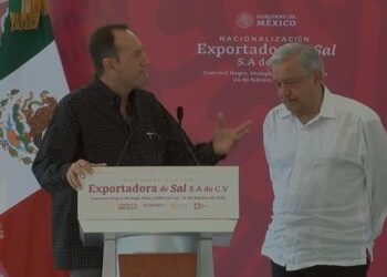 Comerciante de Guerrero Negro interrumpe al presidente AMLO y le dice: “No nos dejan hablar. Échenos la mano”; y le hace varios reclamos