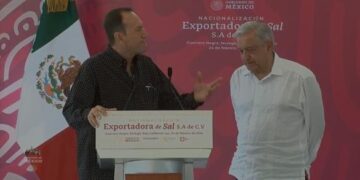 Comerciante de Guerrero Negro interrumpe al presidente AMLO y le dice: “No nos dejan hablar. Échenos la mano”; y le hace varios reclamos