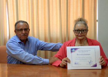 Reconocen en la UABCS a la Dra. Lorella Castorena por su trabajo y aportaciones en materia de igualdad de género