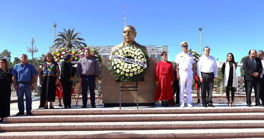 Poderes Públicos de BCS y Sociedad, Conmemoran 218 Aniversario del Natalicio de Benito Juárez García
