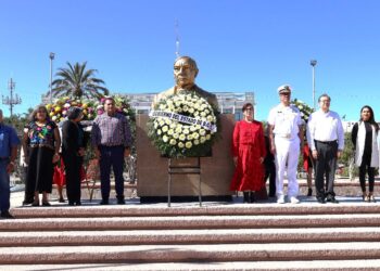 Poderes Públicos de BCS y Sociedad, Conmemoran 218 Aniversario del Natalicio de Benito Juárez García