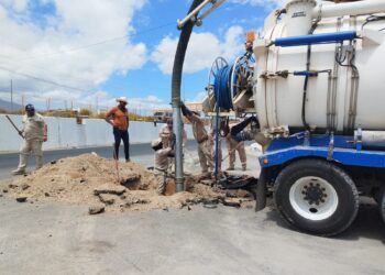Personal de OOMSAPAS Los Cabos atiende derrames de aguas negras
