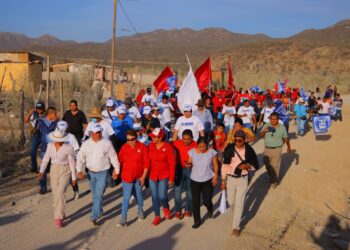 Vecinos de Caribe Bajo, reconocen apoyo del líder del PRI, Damián Velázquez; cuentan con lámparas solares
