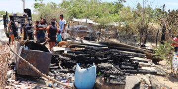 SMDIF Los Cabos, Ayuda a 2 familias afectadas por un incendio que consumió por completo sus viviendas, en la colonia Nueva Esperanza