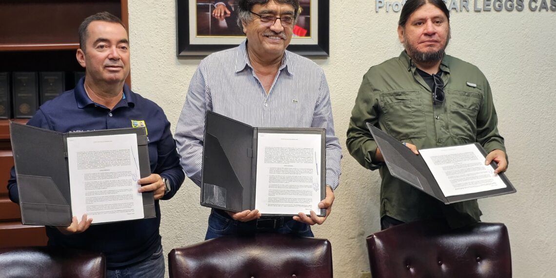 Presidente Municipal, Oscar Leggs, Firma Convenios: Construcción de un  vivero  forestal y Para  evaluación de la calidad del agua del Estero de SJC