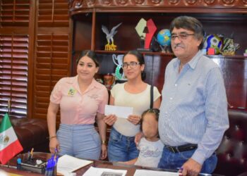 Presidente Municipal, Oscar Leggs, Otorgó asistencia económica para  pagar gastos que se requieren para la cirugía de una menor de edad
