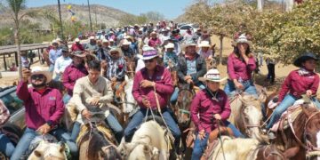Alcalde Oscar Leggs, Encabeza Cabalgata de Fiestas  de la Subdelegación de Migriño 2024