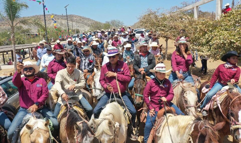 Alcalde Oscar Leggs, Encabeza Cabalgata de Fiestas  de la Subdelegación de Migriño 2024