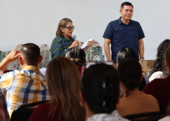 Realizan Entrega de Uniformes a Personal de SEDIF