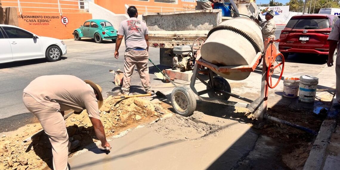 Oomsapas Los Cabos continúa con los trabajos de bacheo y reparación de banquetas para mejorar la vialidad en la delegación de Cabo San Lucas