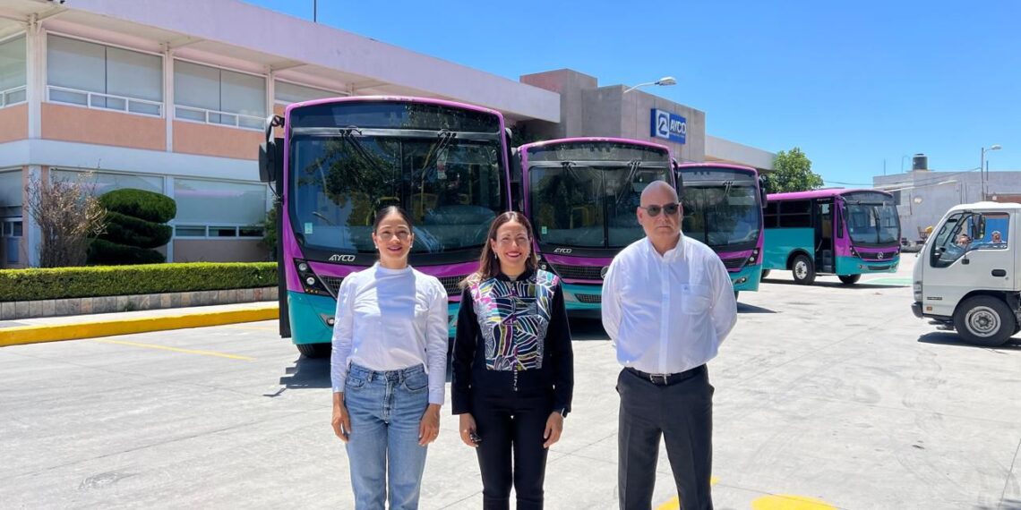 Supervisa Alcaldesa de La Paz última etapa de fabricación de unidades del Tiburón Urbano