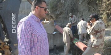 Sustituyen 30 metros lineales de drenaje sanitario para eliminar derrame de aguas negras ocasionado por daños a la red de alcantarillado bajo el puente 2015