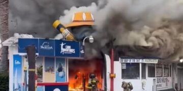 Mensajes de Solidaridad de turistas Extranjeros, en Apoyo a Trabajadores de Emblemático Restaurante que se Quemó en Cabo San Lucas
