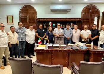 Alcalde Oscar Leggs, atiende Peticiones de Colonos de  El Médano y del H. Cuerpo de Bomberos de CSL