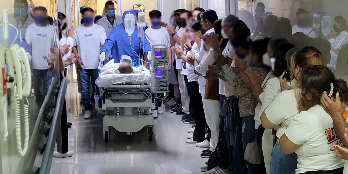 ¡Milagro de Vida! : Despiden entre aplausos a mujer donadora de órganos en el Hospital General de Zona. en La Paz