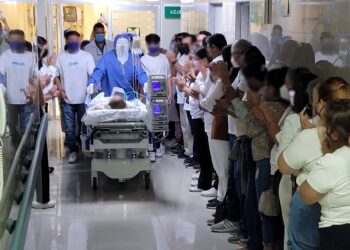 ¡Milagro de Vida! : Despiden entre aplausos a mujer donadora de órganos en el Hospital General de Zona. en La Paz