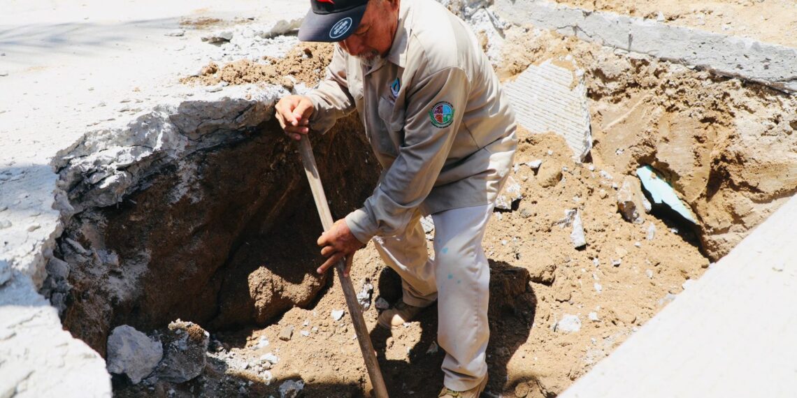 El equipo de Alcantarillado de Agua Potable de Los Cabos atiende tubería colapsada en Colonia Santa Rosa San José del Cabo