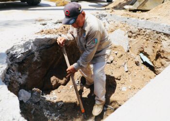 El equipo de Alcantarillado de Agua Potable de Los Cabos atiende tubería colapsada en Colonia Santa Rosa San José del Cabo