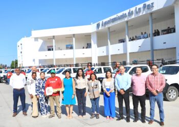 Entrega Alcaldesa 10 camionetas operativas al OOMSAPAS La Paz