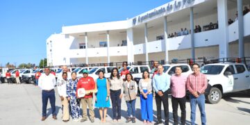 Entrega Alcaldesa 10 camionetas operativas al OOMSAPAS La Paz