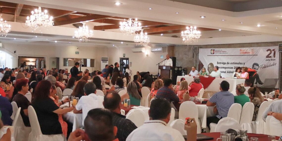 Entrega VMCC Estímulos a Personal de Apoyo y Asistencia a la Educación en BCS