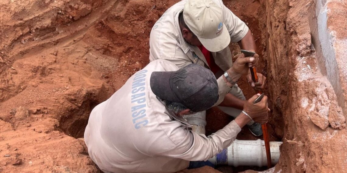 Para asegurar el tandeo y mejorar la presión en la colonia Las Palmas de Cabo San Lucas realiza trabajos el equipo del Agua Potable