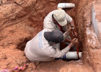 Para asegurar el tandeo y mejorar la presión en la colonia Las Palmas de Cabo San Lucas realiza trabajos el equipo del Agua Potable