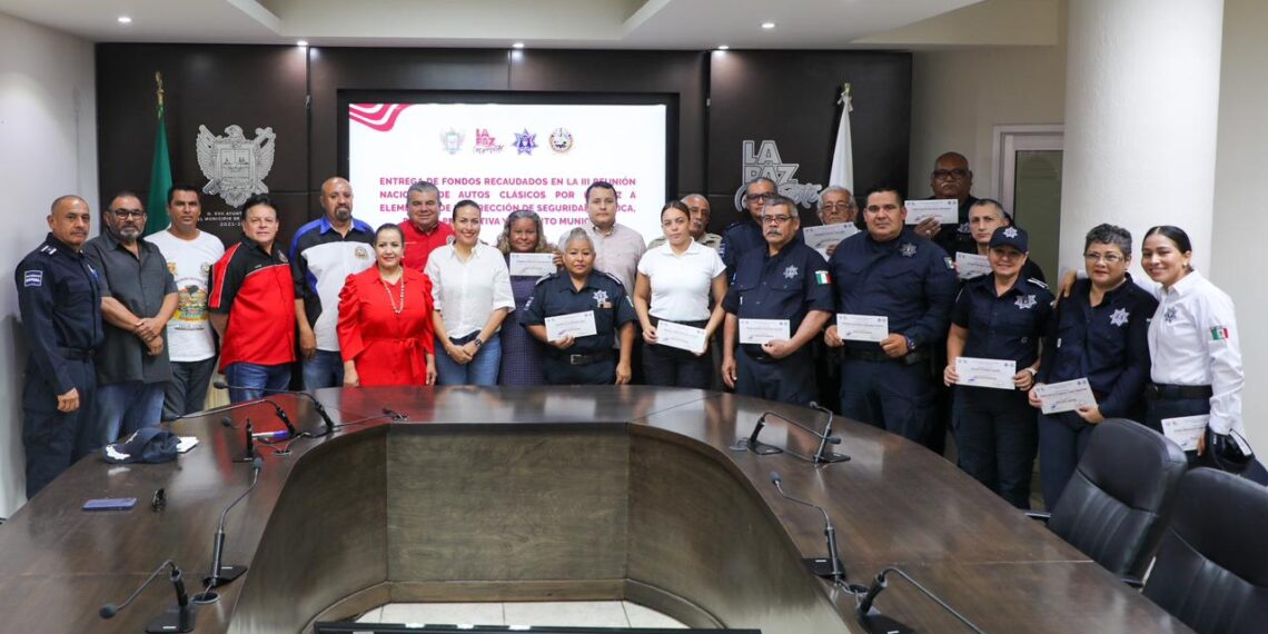 La Paz: Reciben policías municipales con cáncer apoyos del Club de Autos Clásicos