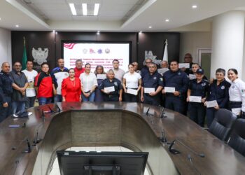 La Paz: Reciben policías municipales con cáncer apoyos del Club de Autos Clásicos