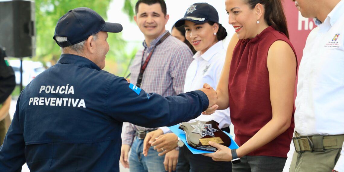 Reconoce Ayuntamiento de La Paz trayectoria de 11 policías municipales en su retiro