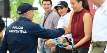 Reconoce Ayuntamiento de La Paz trayectoria de 11 policías municipales en su retiro