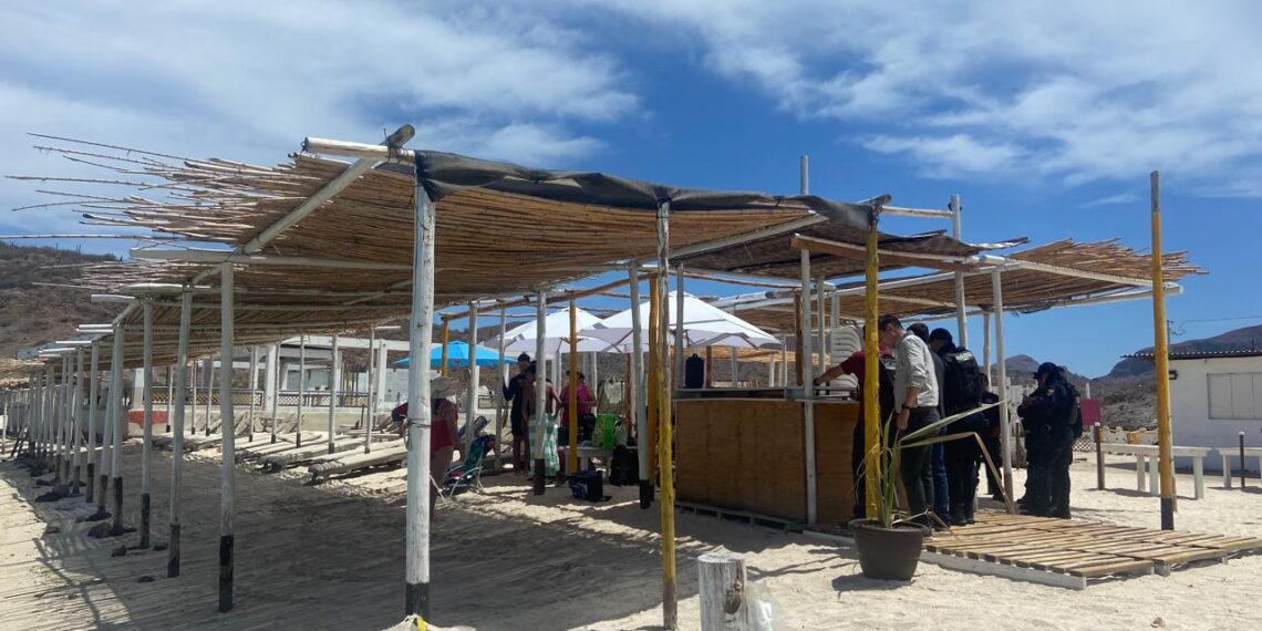 Retira Ayuntamiento objetos que impedían el libre tránsito en playa Pichilingue